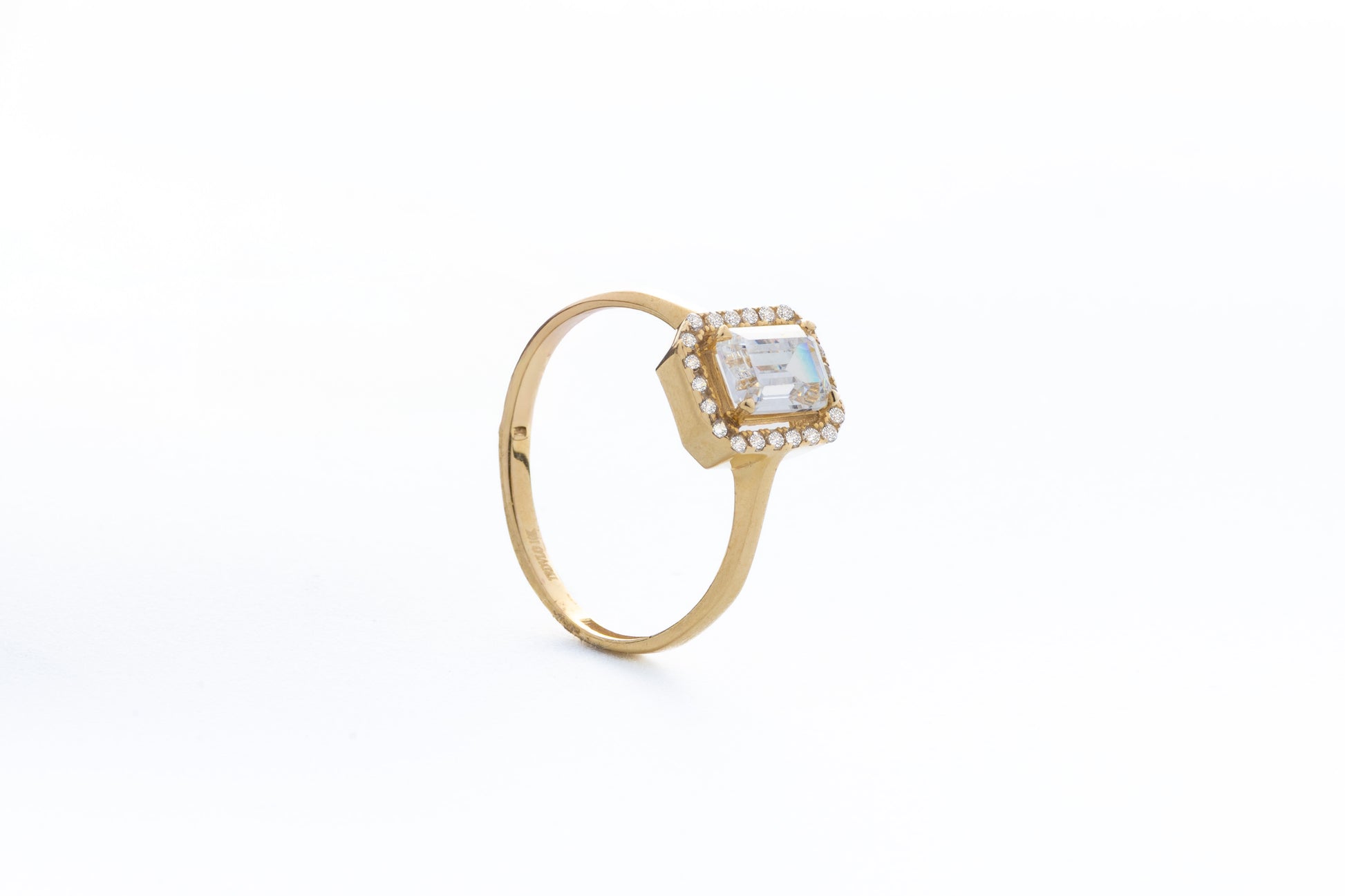 Anillo Solitario en Oro Amarillo 10k - Circonia Blanca Corte Esmeralda