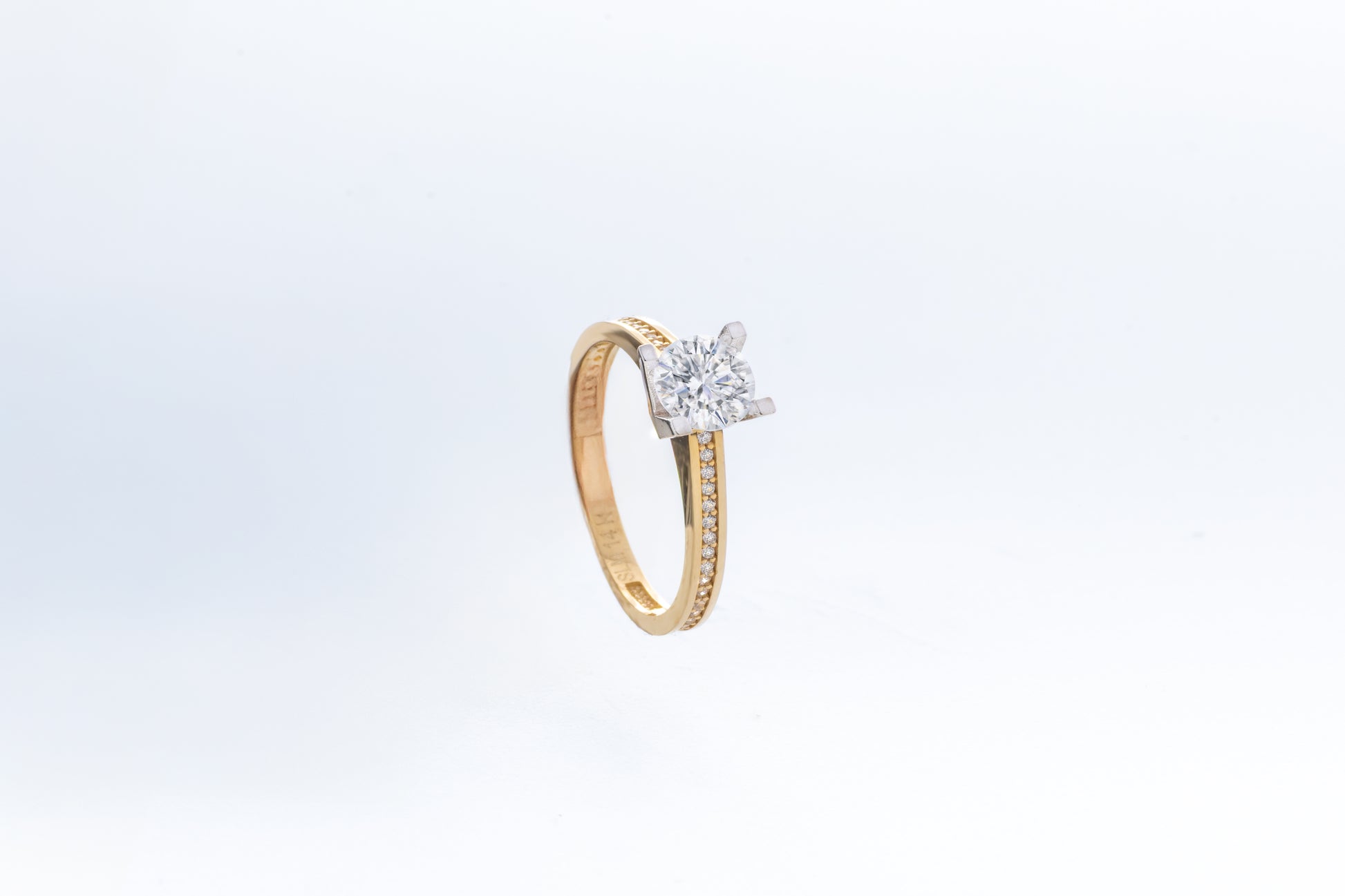 Anillo Solitario Circonia y Oro Amarillo 14k con Pavé en Circonias
