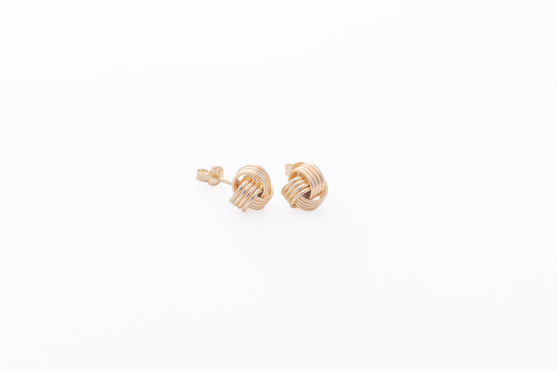 Aretes Nudo con Broche Mariposa - Oro Amarillo 10k