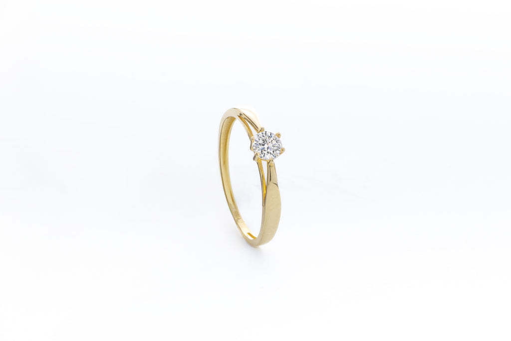Anillo en Oro Amarillo 10k y Circonia Blanca Corte Round