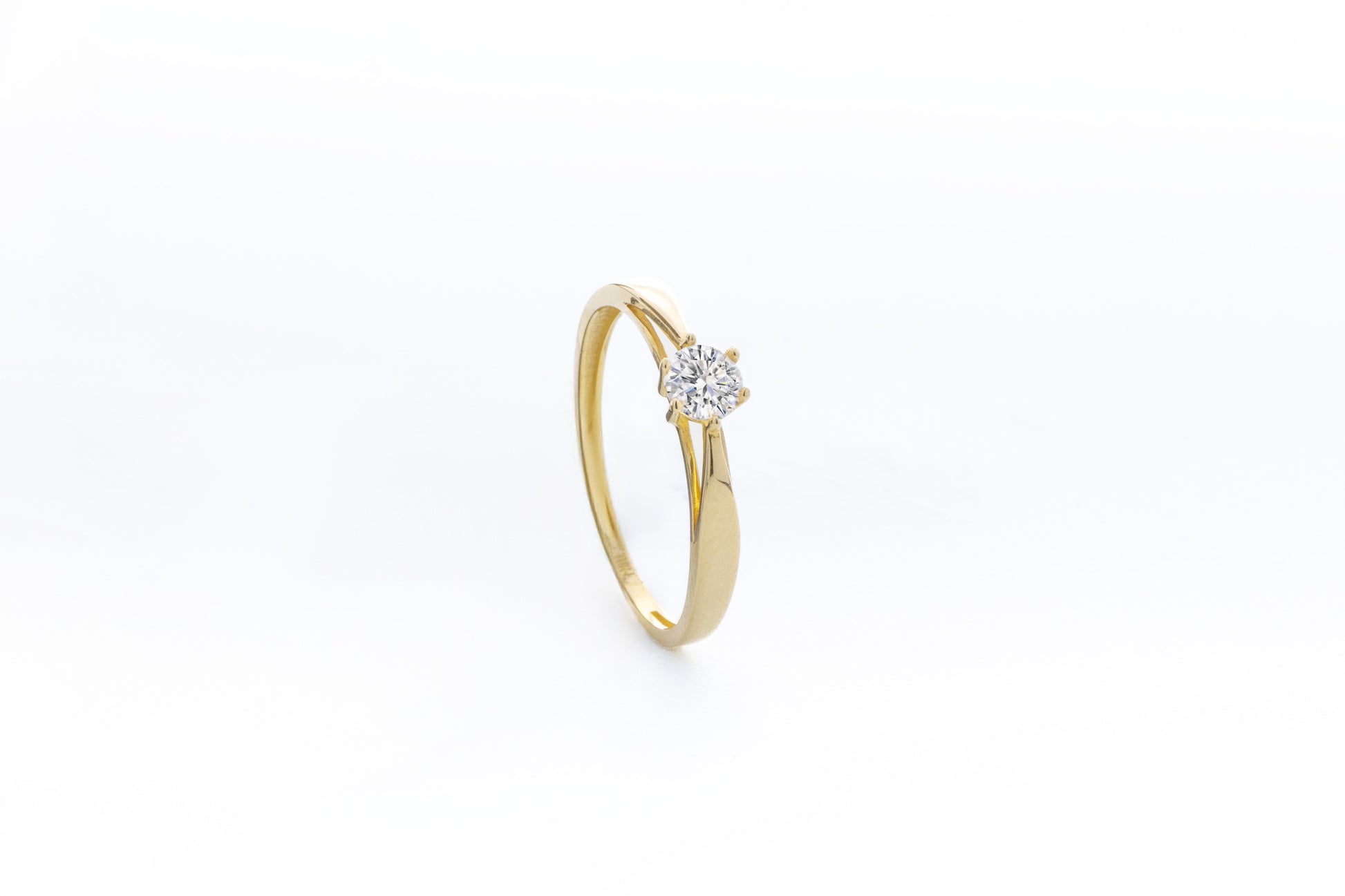 Anillo en Oro Amarillo 10k y Circonia Blanca Corte Round
